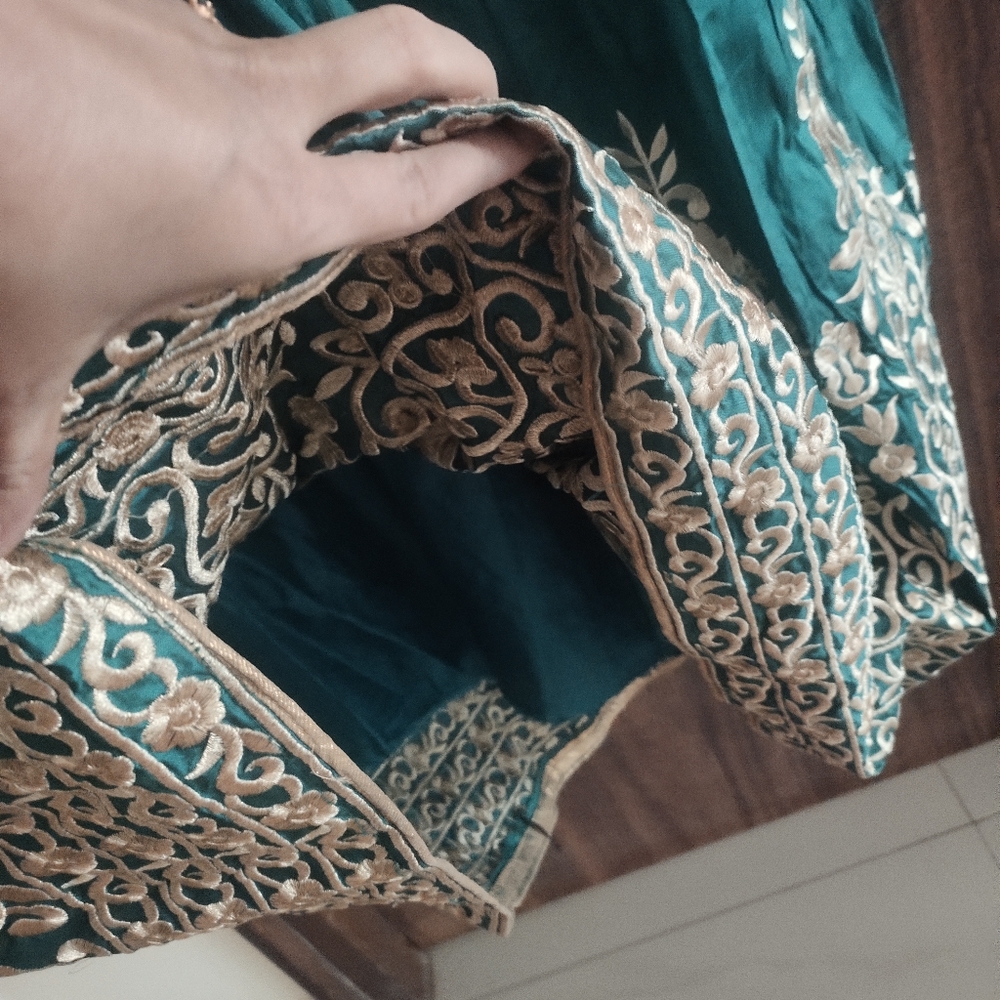 Heavy sating silk embroidered lehnga skirt - Picture 5 of 6